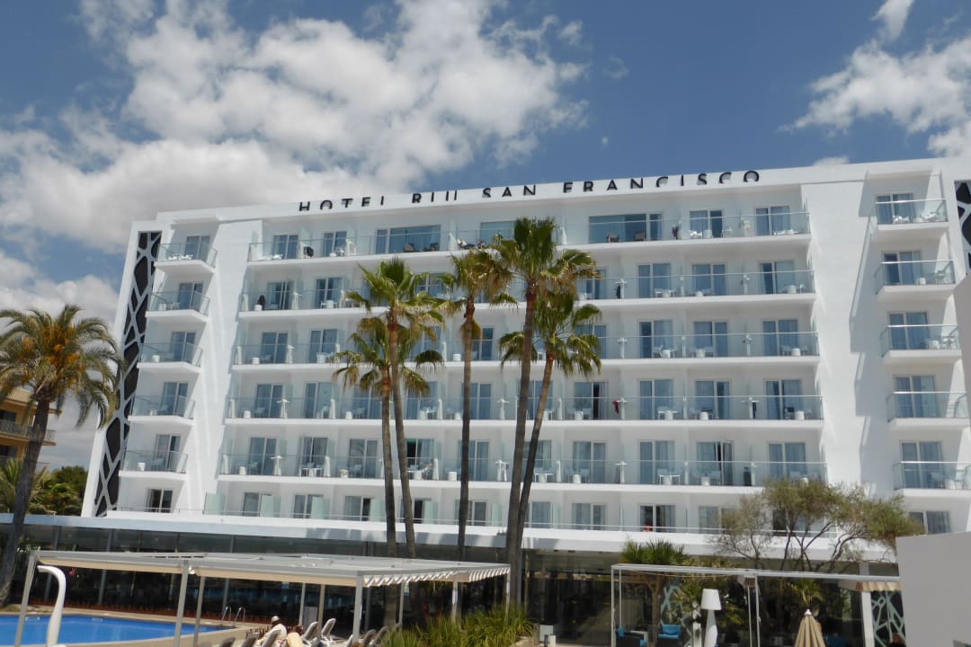 Blich auf das Hotel von der Strandpromenade Hotel Riu San Francisco - Adults only