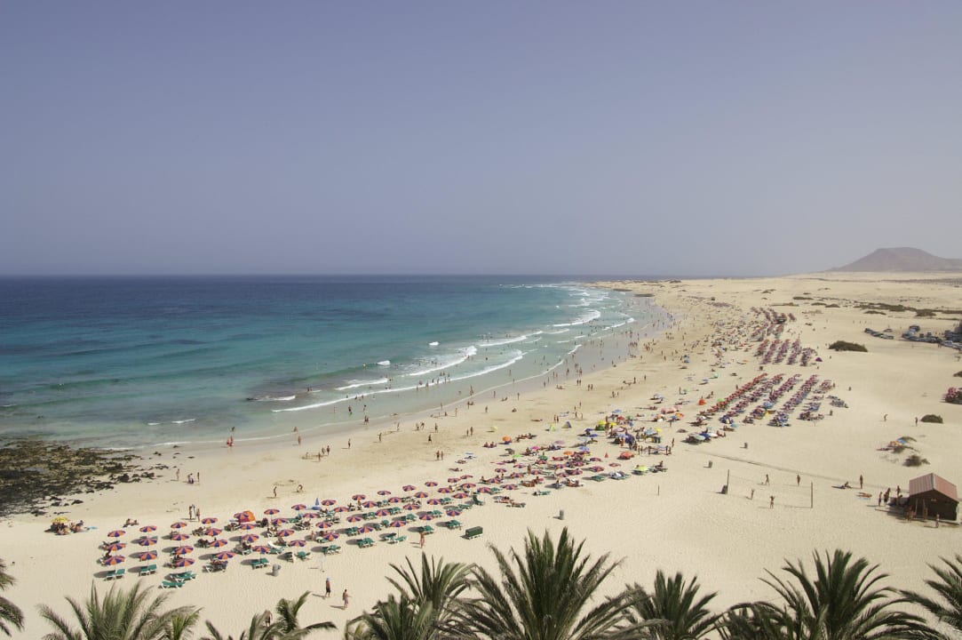 Blick nach Süden Strand soweit man sehen kann Hotel Riu Palace Tres Islas