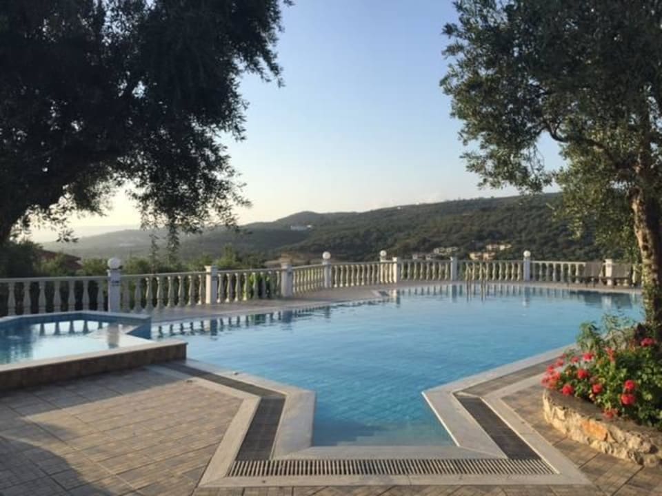 Der obere Pool - 270Grad Ausblick Hotel Thanos Village