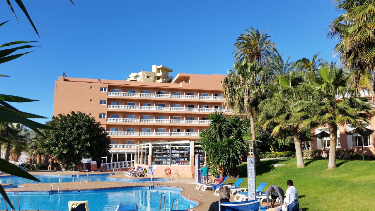 Blick vom Pool zu einem Teil des Hotels Hotel Best Siroco