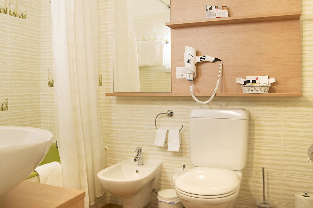 Badezimmer H4 Hotel Arcadia Locarno