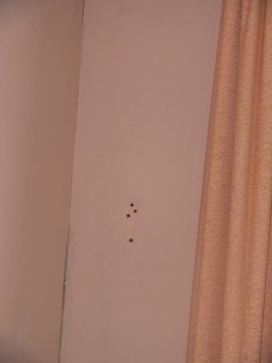 Löcher an der Wand Hotel Days Inn Dessau