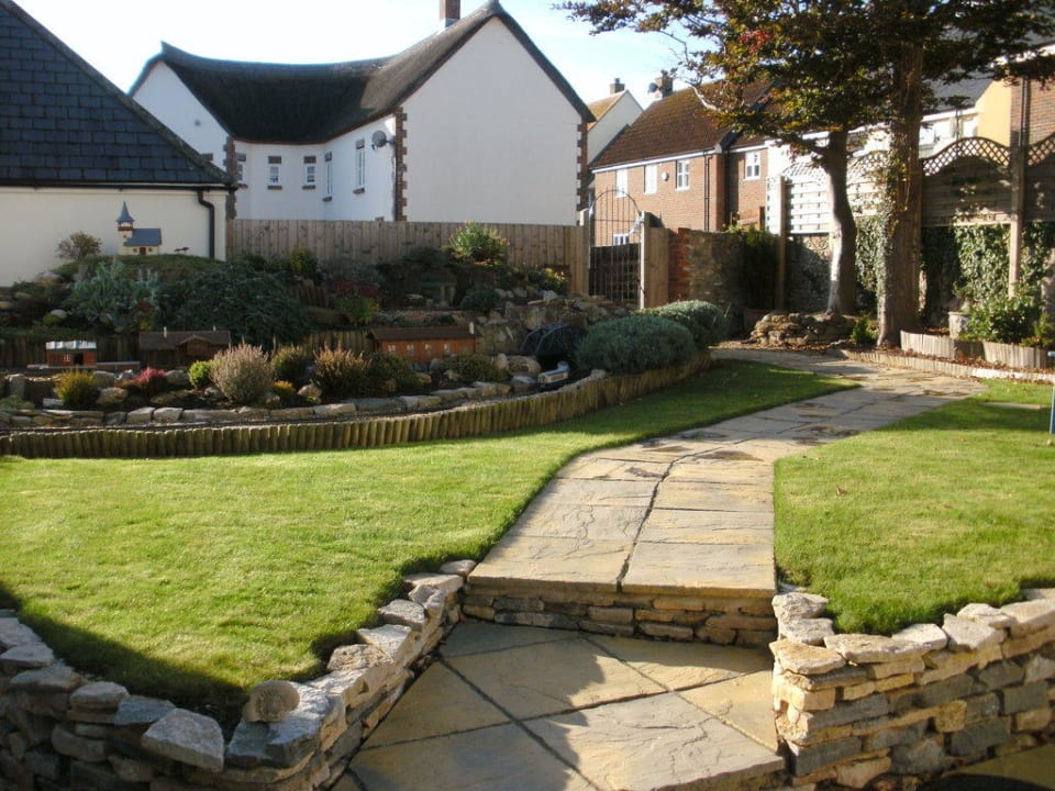 Schöner Garten mit Modellbahn The Abbots House