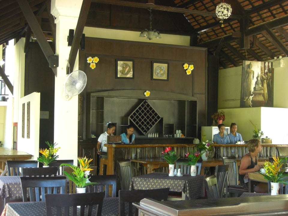 Frühstück und Dinner gibt es hier  Outrigger Khao Lak Beach Resort