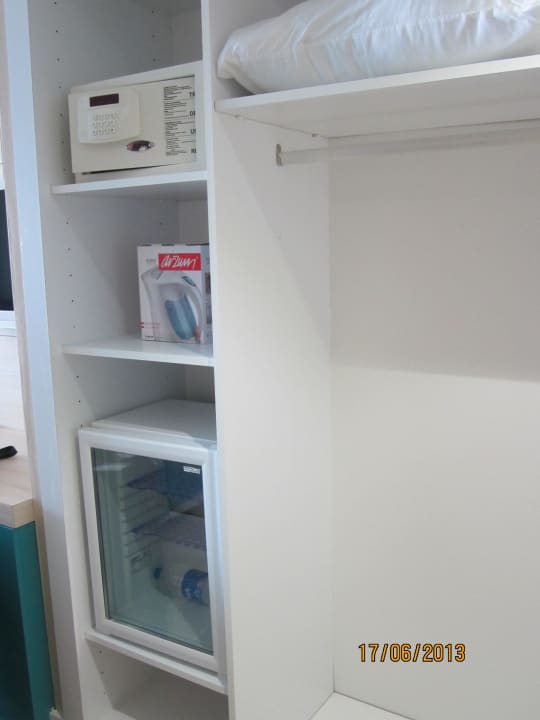 Offenener Kliederschrank mit Kühlschrank,Safe und  Sultan of Dreams Hotel & Spa