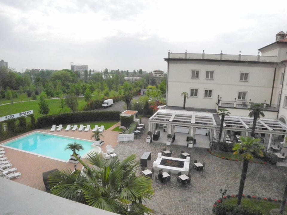Blick auf den Pool & Bar Savoia Hotel Regency