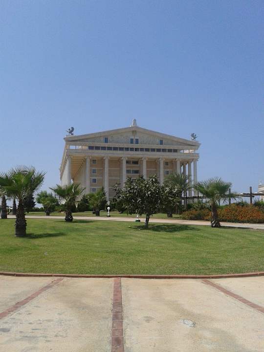 Garten vor der Lobby Kaya Artemis Resort