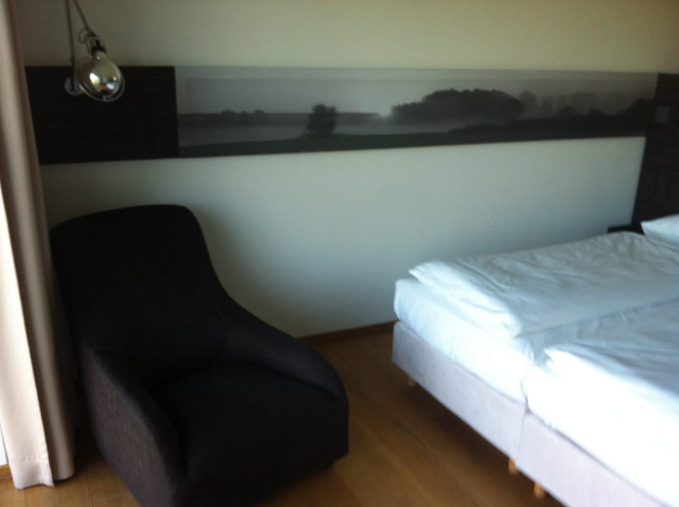 Zimmer mit beleuchteter Bildbordüre Hotel Burghof DAS HOTEL