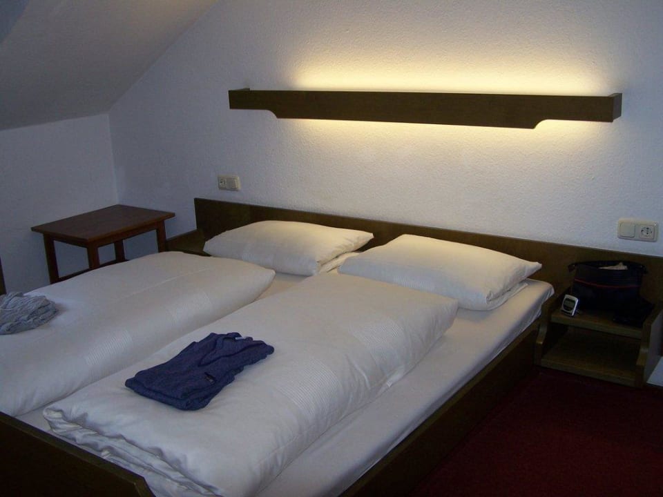 Zimmer 65, Doppelbett Hotel Ellenzer Goldbäumchen