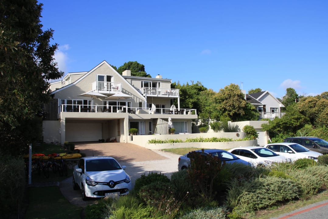 Hotel von der Straße aus Amanzi Island Lodge