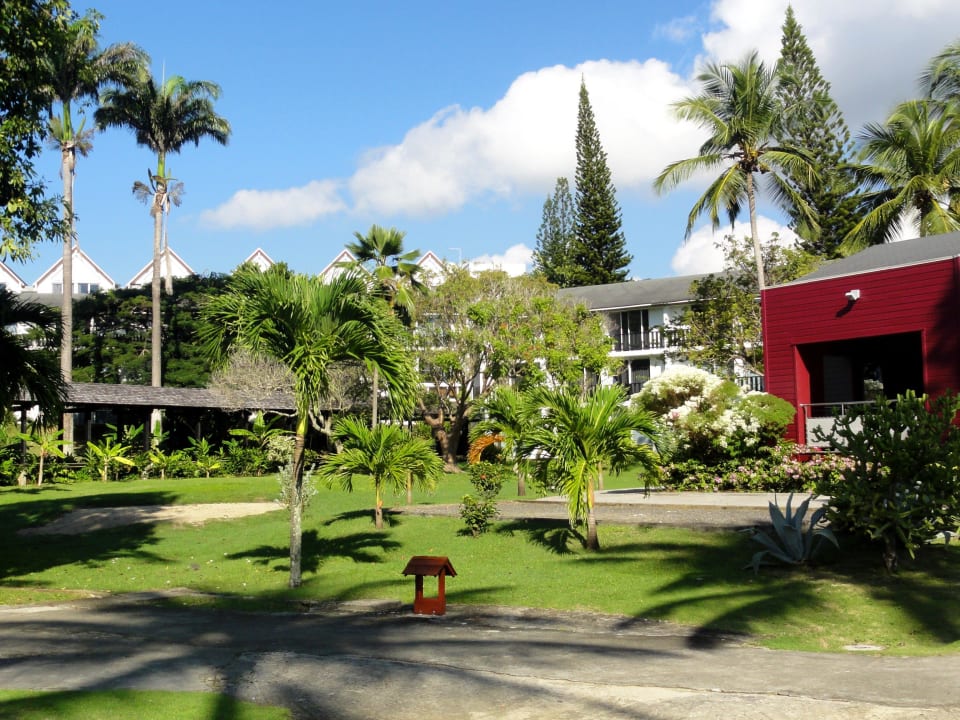 Spaziergang durch den Hotelgarten La Creole Beach Hotel & Spa