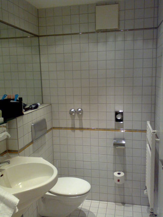 Badezimmer zum Doppelzimmer Ameron Hotel Königshof