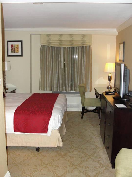 Das etwas kleinere, ruhigere Zimmer zur Strasse The Mayflower Hotel, Autograph Collection