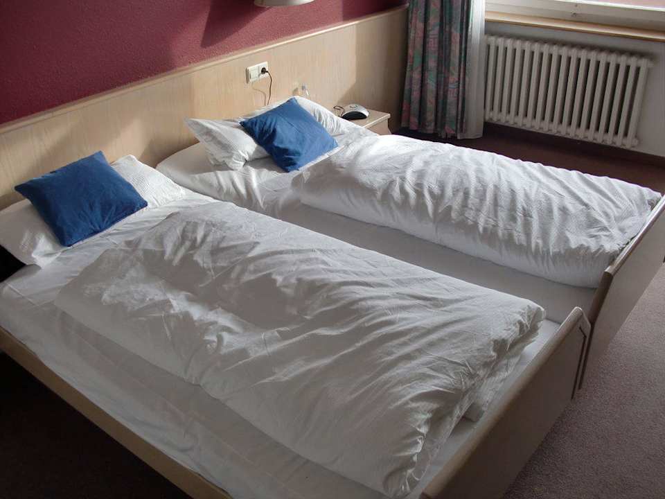 Vom Zimmerservice gemachte Betten Hotel am SoleGarten