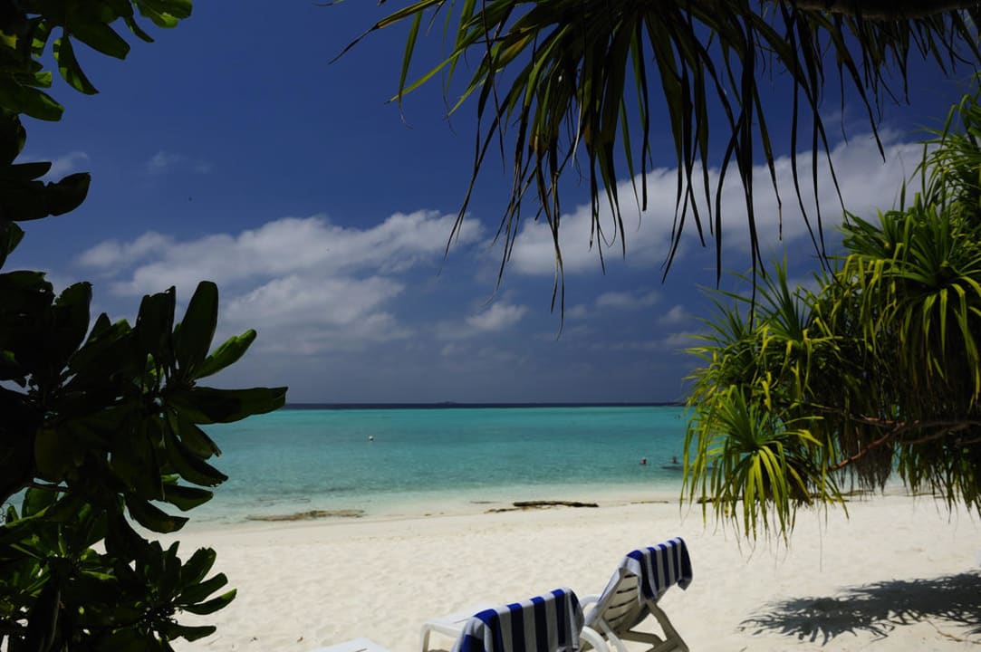 Blick von Strandbungis - Lagunenseite Angaga Island Resort