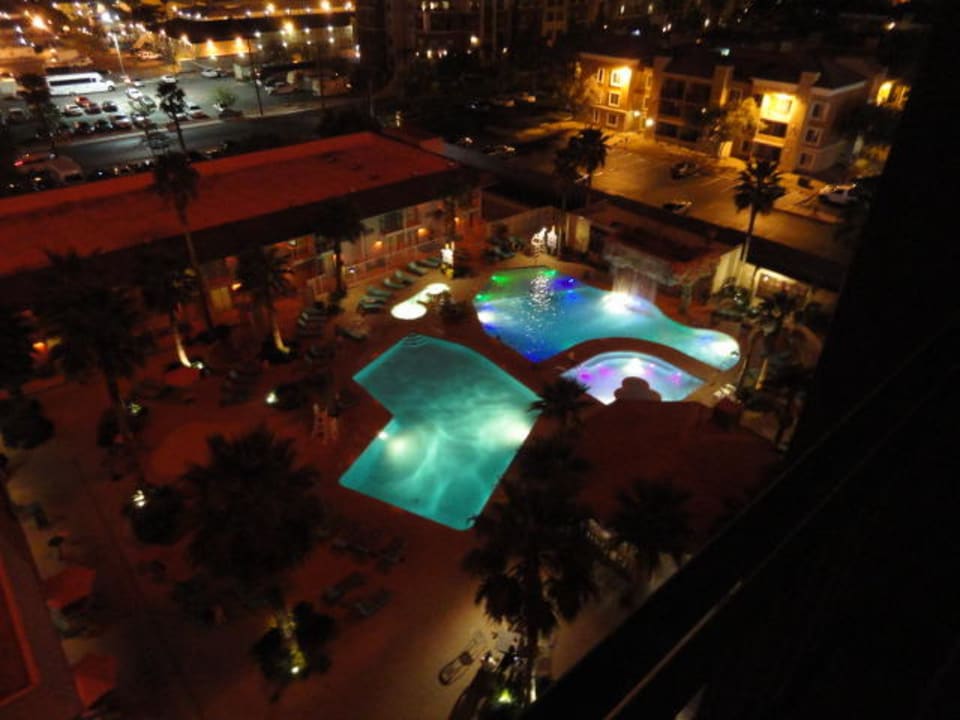 Ausblick auf den Pool aus dem Zimmer OYO Hotel and Casino Las Vegas