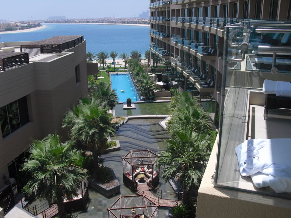 Blick vom Balkon zum Meer und Pool Rixos The Palm Hotel & Suites
