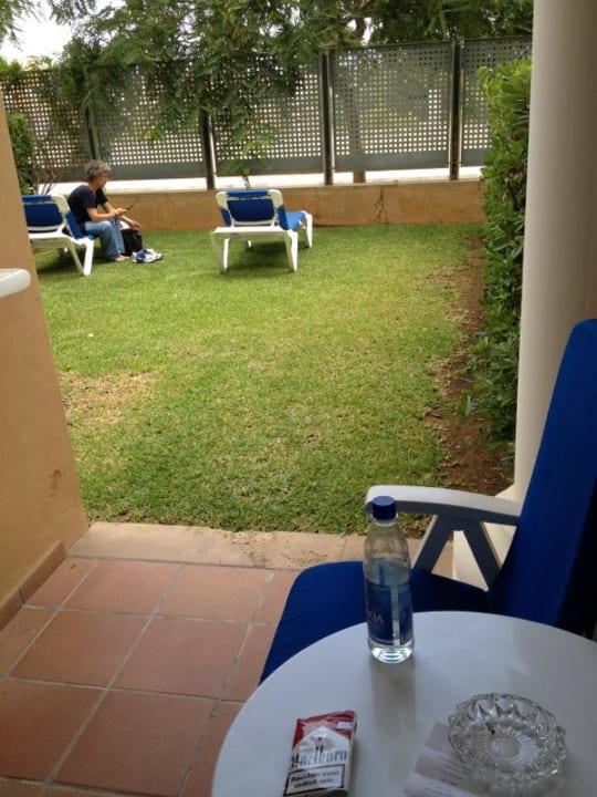 Blick vom Zimmer auf die Terrasse Grupotel Playa de Palma Suites & Spa