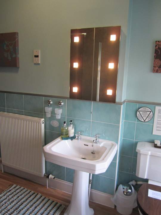 Badezimmer mit Dusche, Super King Room Bed & Breakfast Chrialdon House