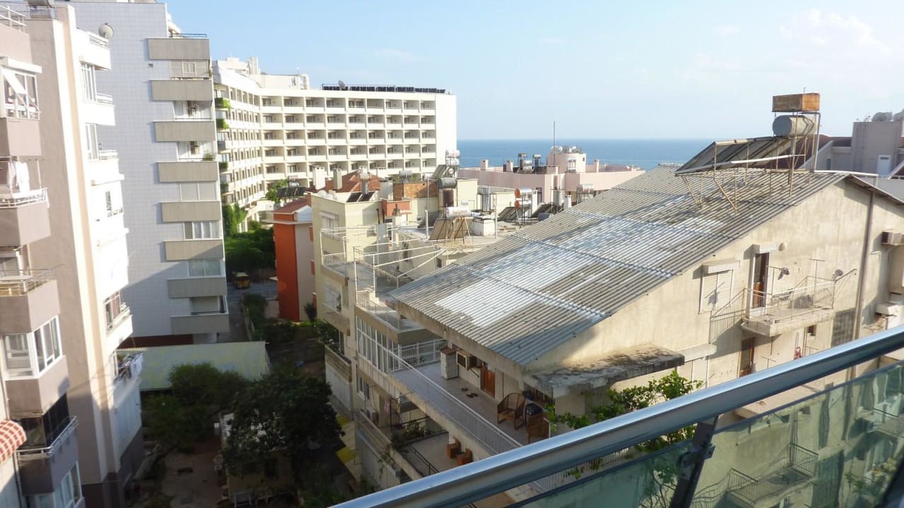 Blick auf die alten Häuser nebenan Ramada Plaza by Wyndham Antalya