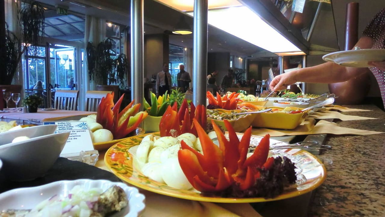 Teile des mit viel Liebe angerichteten Salatbüffets PortoBay Falésia