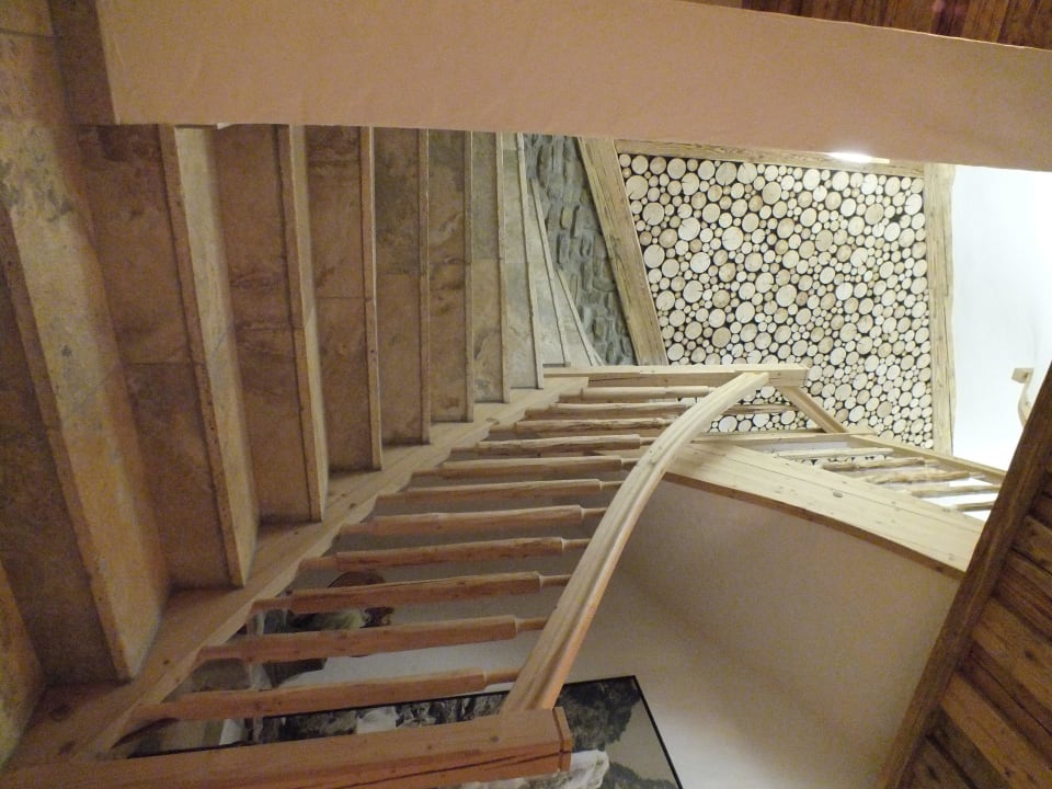 Stiege in der Wellness Alm  Verwöhnhotel Kristall