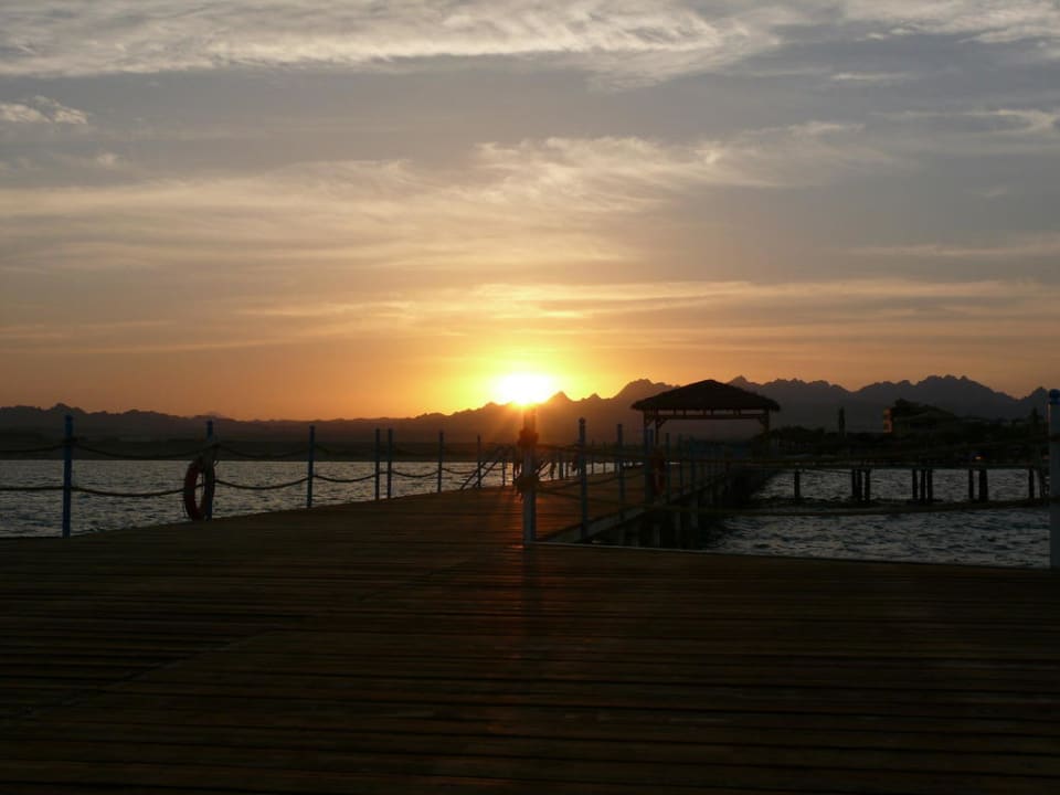 Steg - Blick Richtung Hotel Amwaj Beach Club Abu Soma Resort