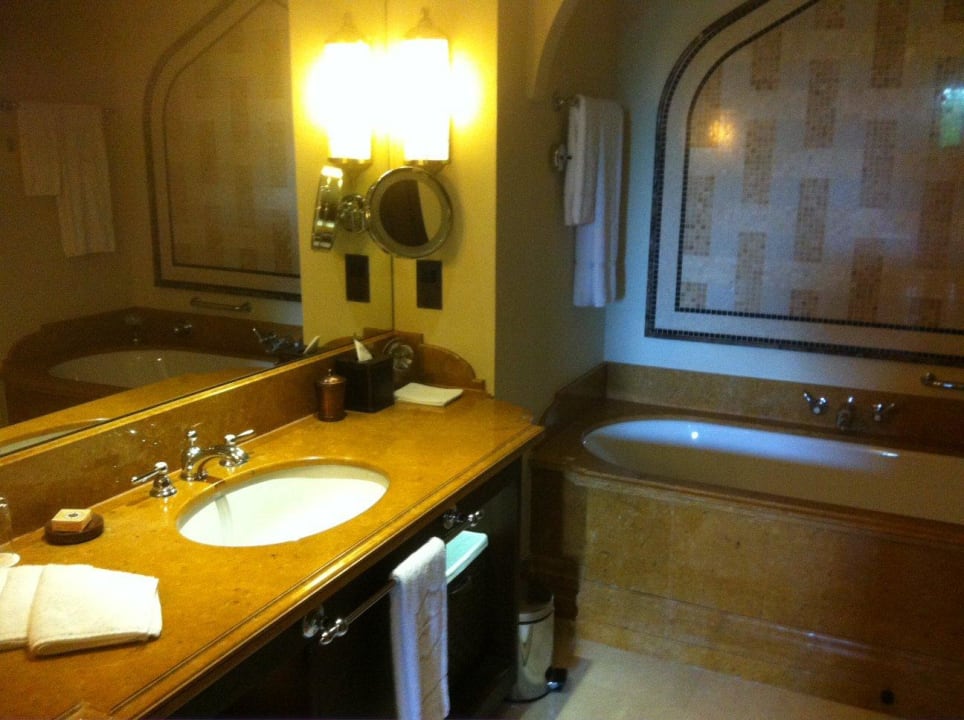 Blick ins Bad Shangri-La Hotel Qaryat Al Beri