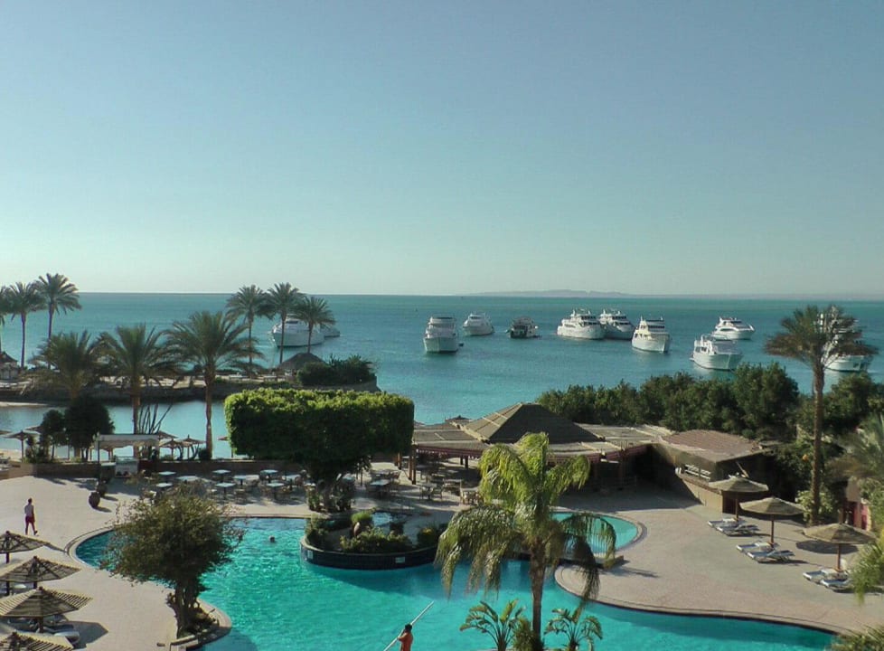 Blick vom Zimmer zum Pool und zum Meer Marriott Hurghada Beach Resort