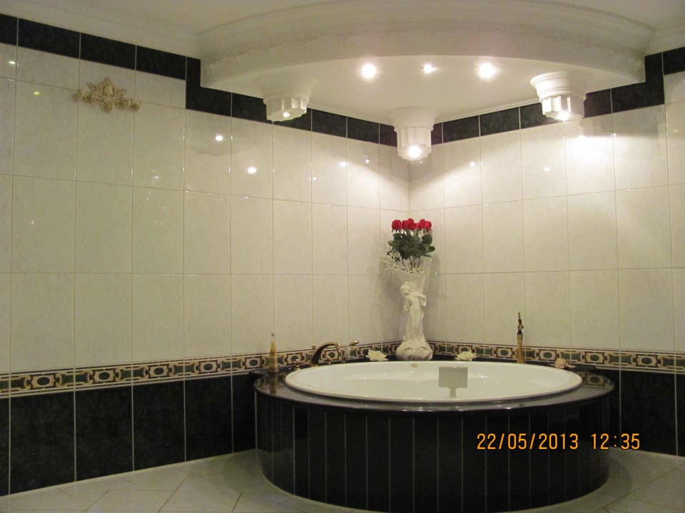 König Ludwig - Bad Kleoprata Whirlpool Apartment Storchenfärbe