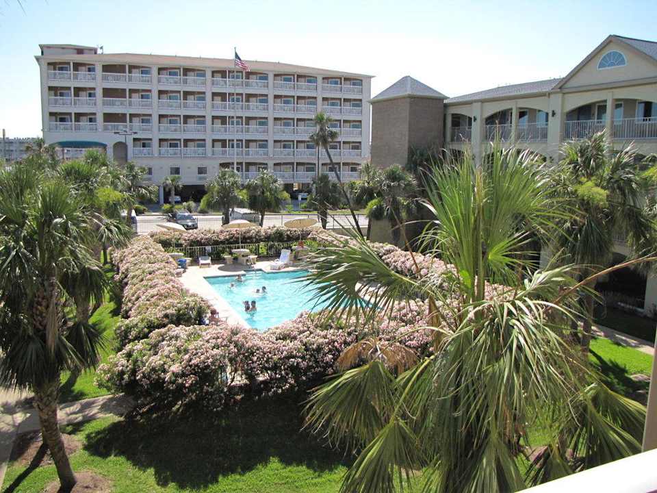 Blick zum Pool, wonderful Red Roof Inn Galveston - Beachfront/Convention Ctr