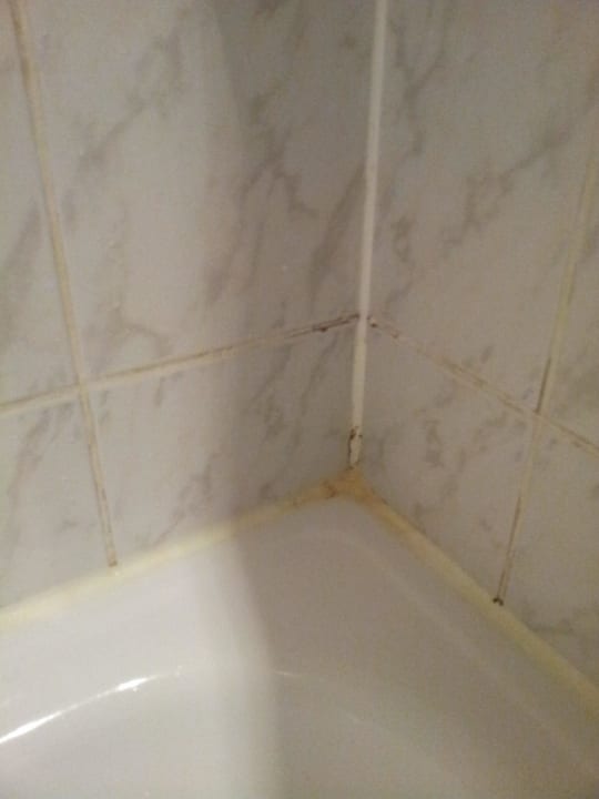 Noch mehr Schimmel und Flecken im Bad acom Hotel Berlin Kurfürstendamm