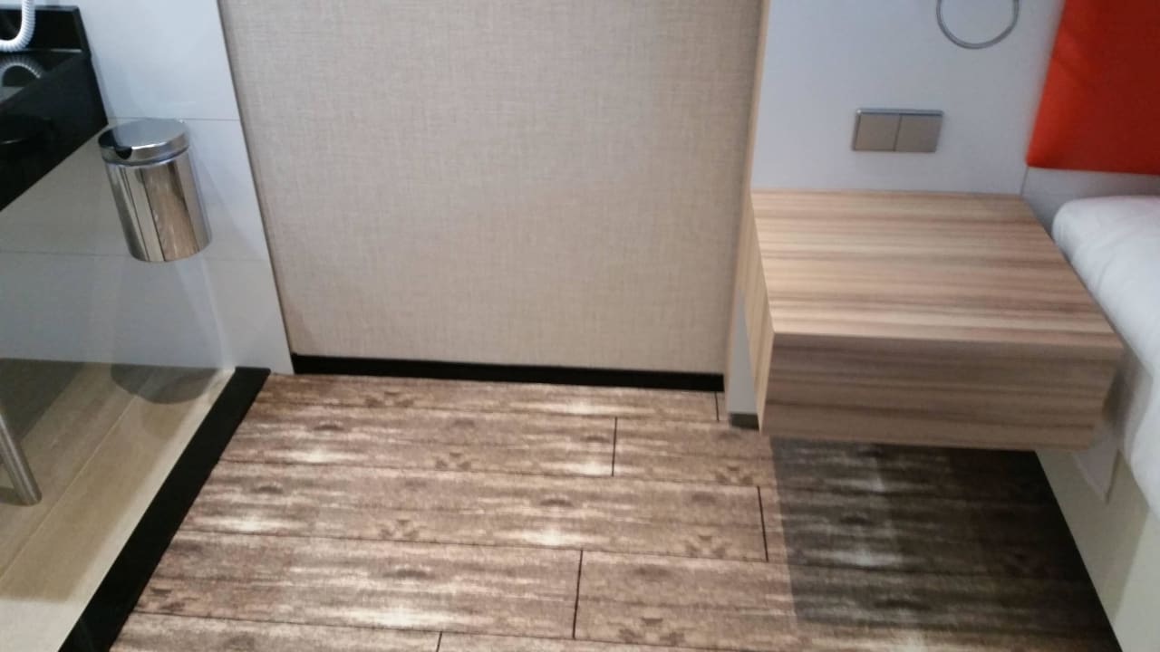 Rechts Bett, links gleich das Waschbecken (offen) Van der Valk Hotel A4 Schiphol