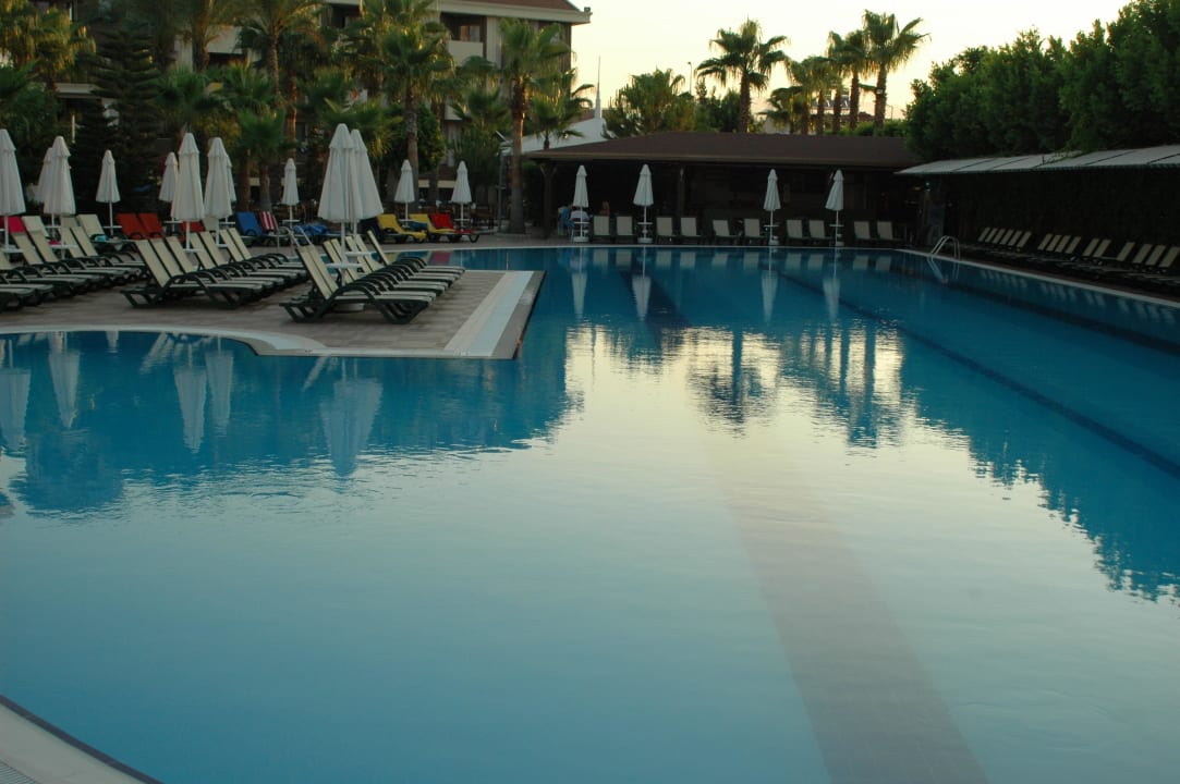 Pool mit Poolbar Hane Family Resort