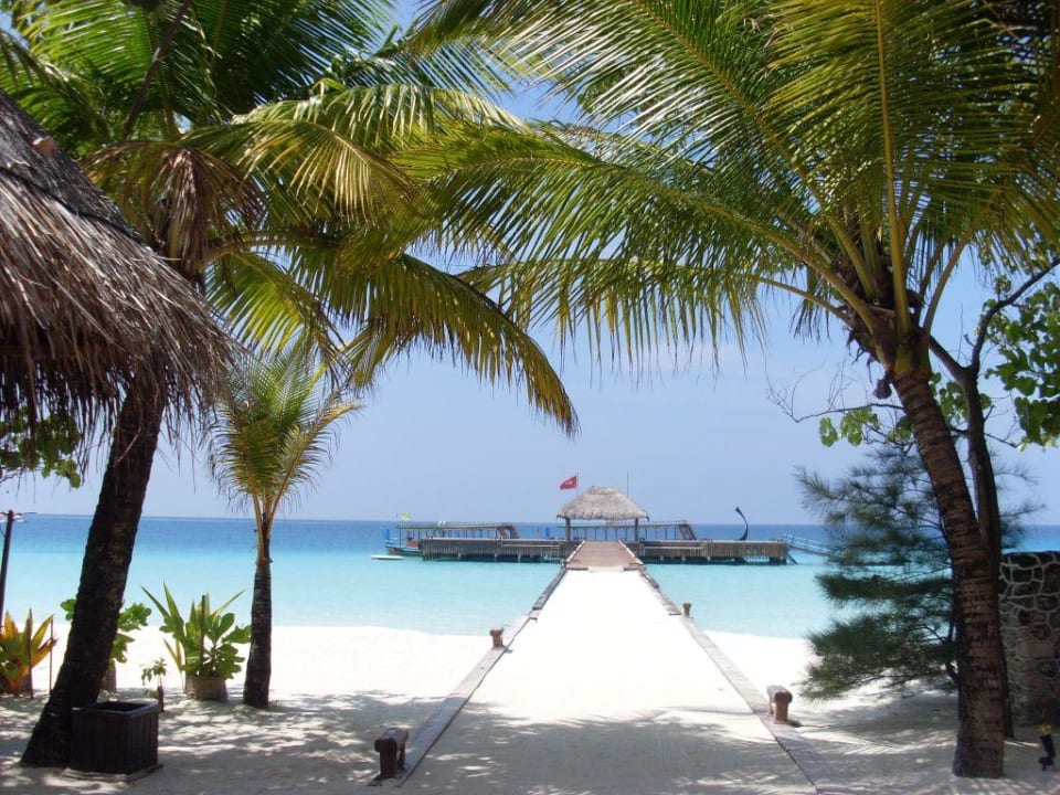 Blick auf den Anlegesteg von der Insel aus NAKAI Maayafushi Resort