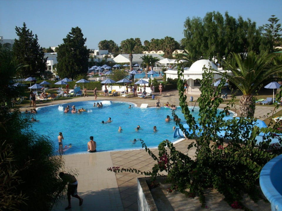 Sicht auf den Pool von den Rutsche AQI Venus Beach