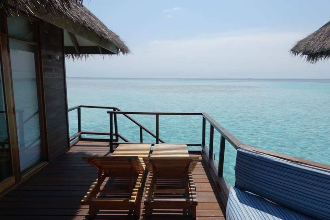 Terrasse des Wasservilla Outrigger Maldives Maafushivaru Resort