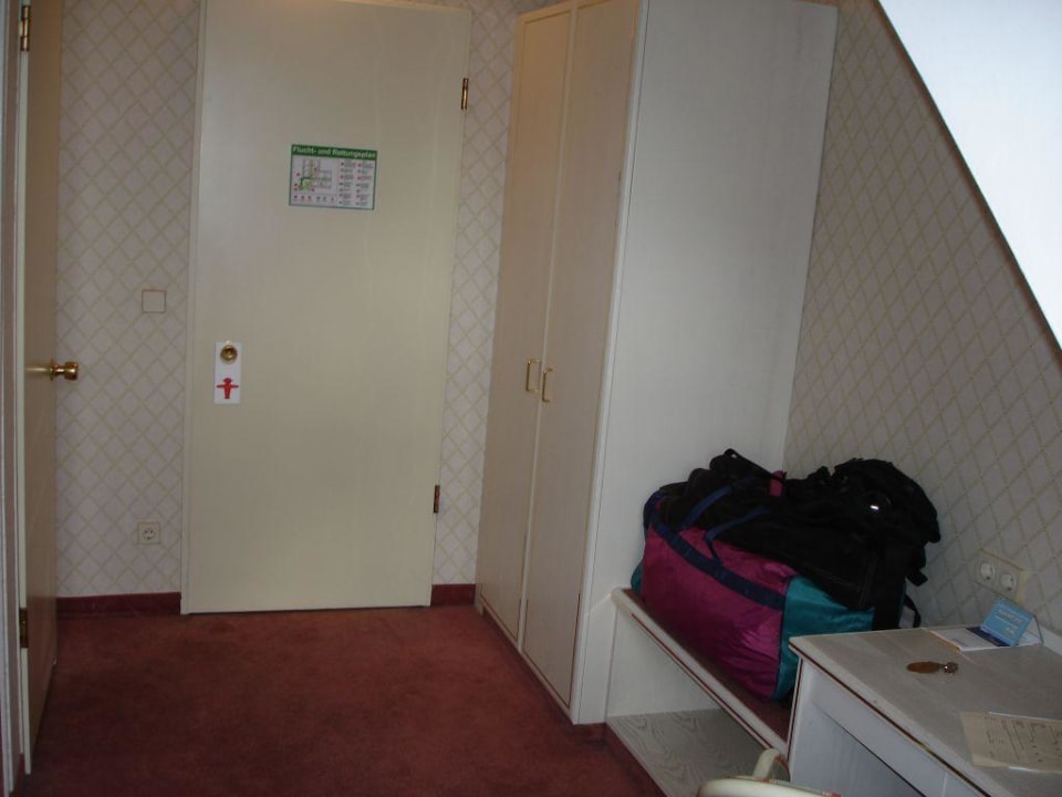 Blick auf Schrank und Eingangstür! Hotel SchreiberHof