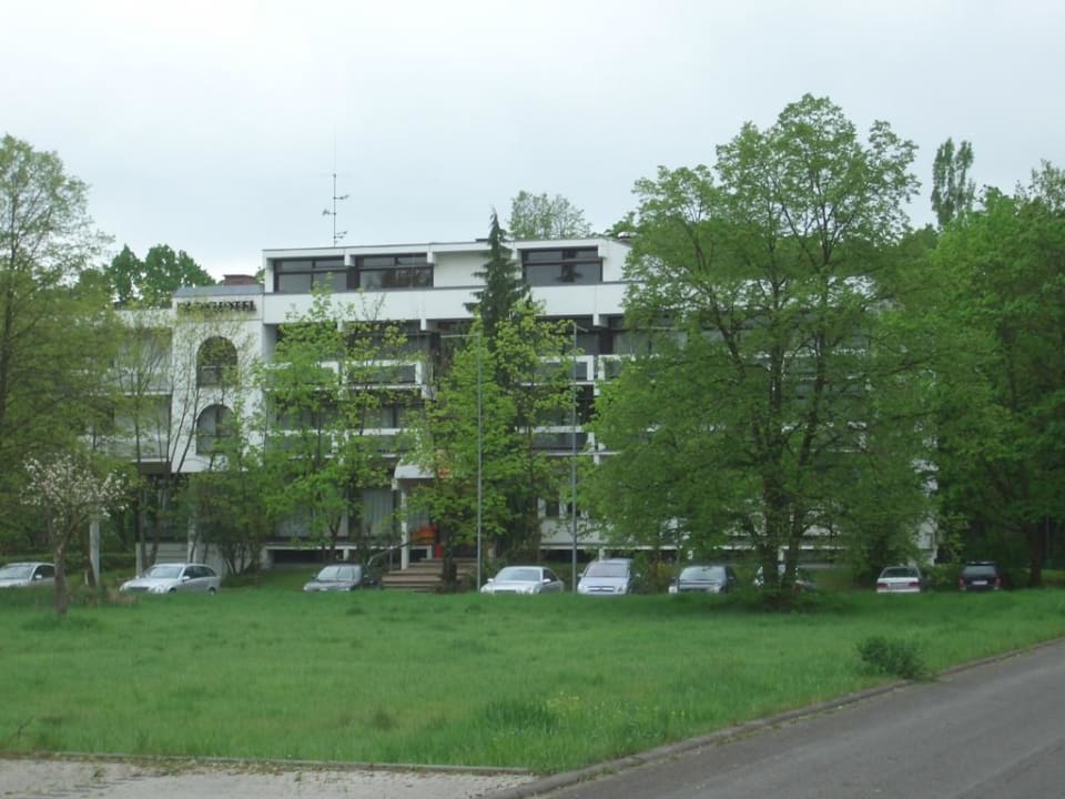 Rückeingang mit Parkplatz Reichel's Parkhotel