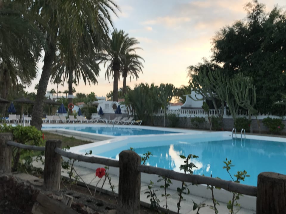 Pool HL Miraflor Suites Hotel