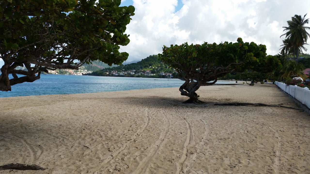 Es war wirklich so leer am öffentlichen Strand Radisson Grenada Beach Resort