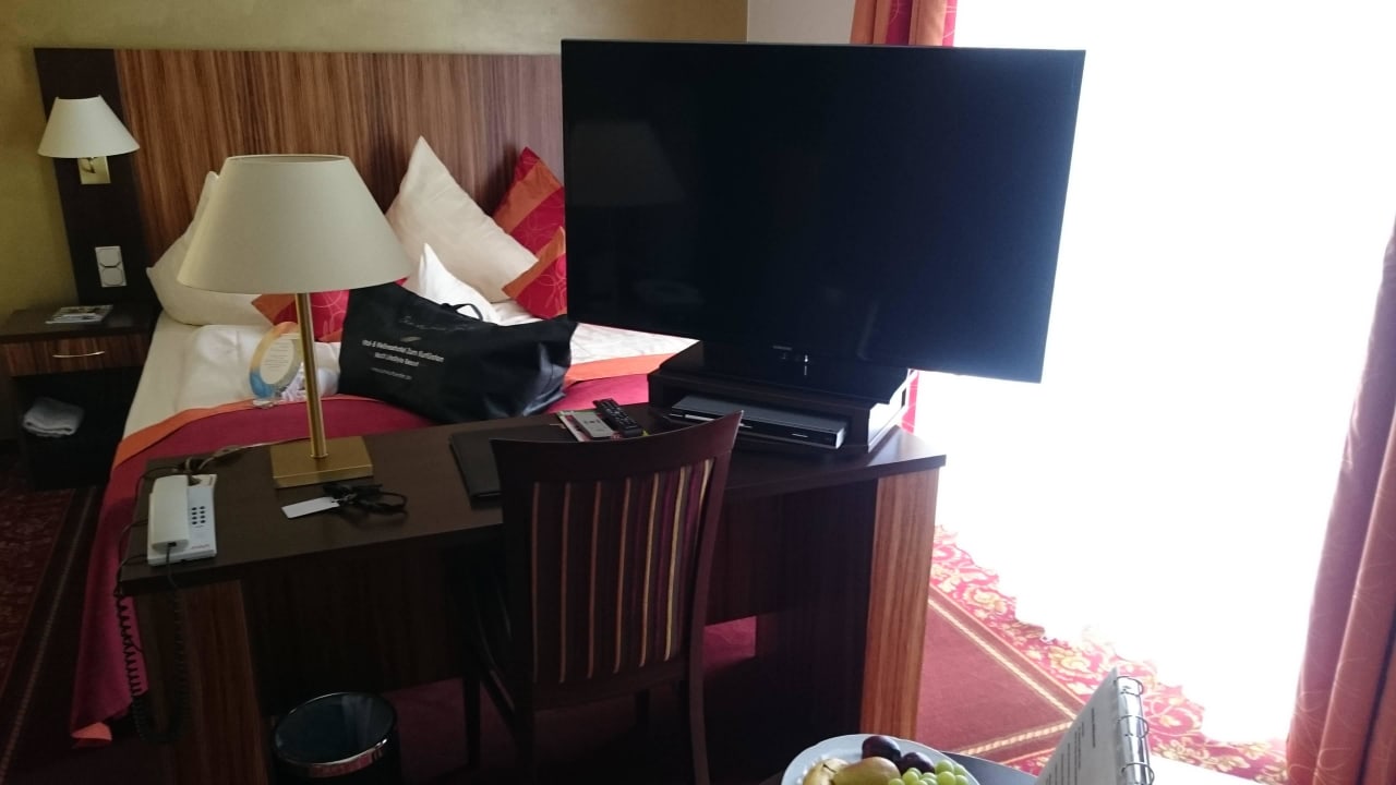 Der große TV mit DVD Player in der Spa Suite LIFESTYLE Resort Zum Kurfürsten