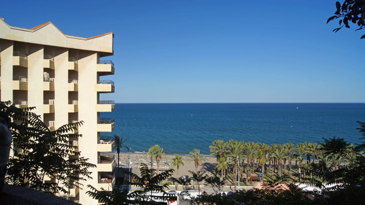 Blick vom Treppenpfad zum Hotel und Promenade Meliá Costa del Sol