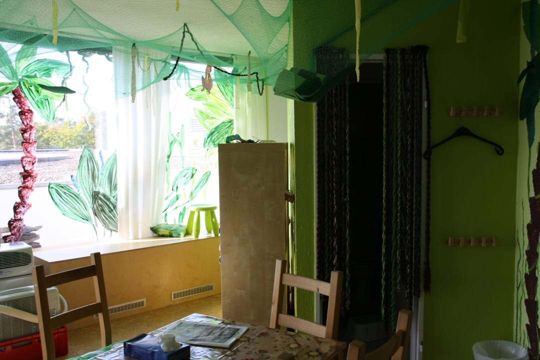 Kleines Spielzimmer inklusive Toilette ohne Tür Hotel Sonnenhügel