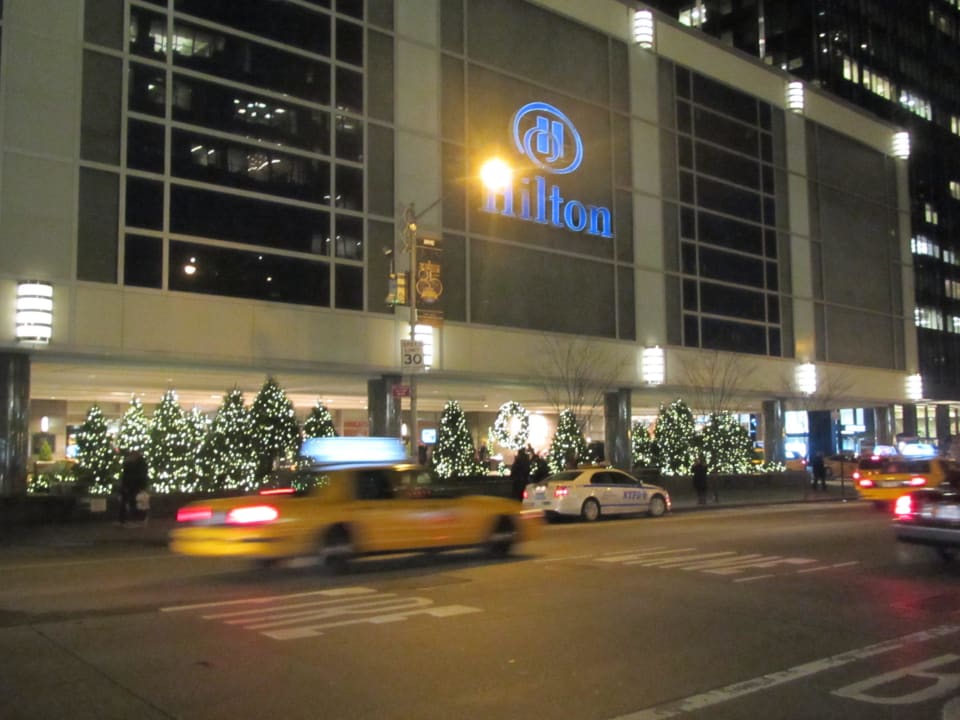 Blick von der anderen Strassenseite Hotel Hilton New York Midtown
