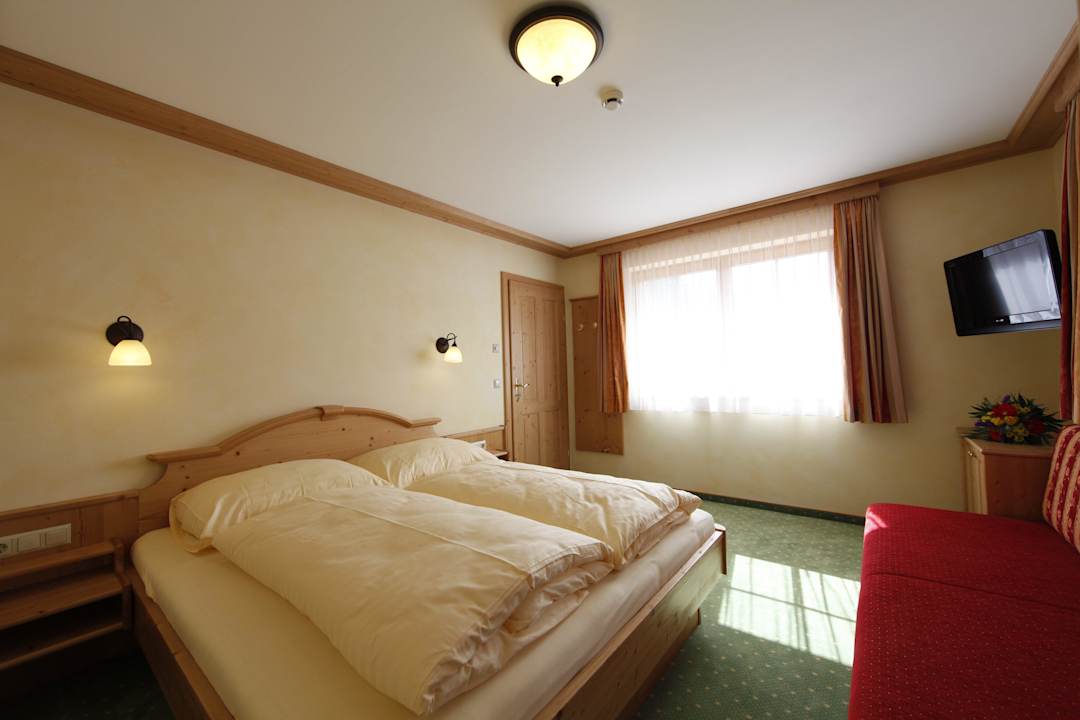 Schlafzimmer mit Fernseher Appartement Hochwurzen