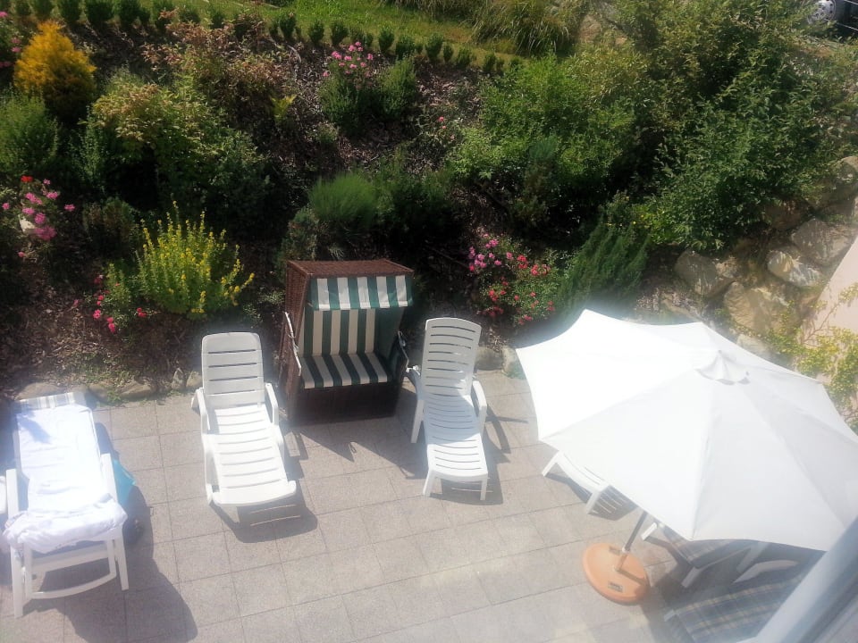 Ruheliegen vor dem Pool Hotel Brunnenhof