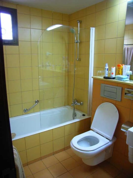 Die Toilette mit Wanne SBH Hotel Taro Beach