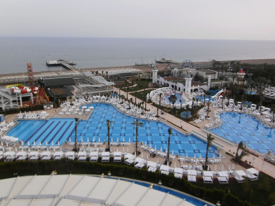 Ausblick auf einen Teil der Poolanlage und Strand Hotel Delphin Imperial