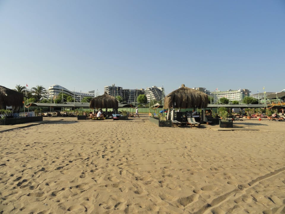 Sehr viel Platz am Strand, nicht überfüllt Limak Lara Deluxe Hotel & Resort